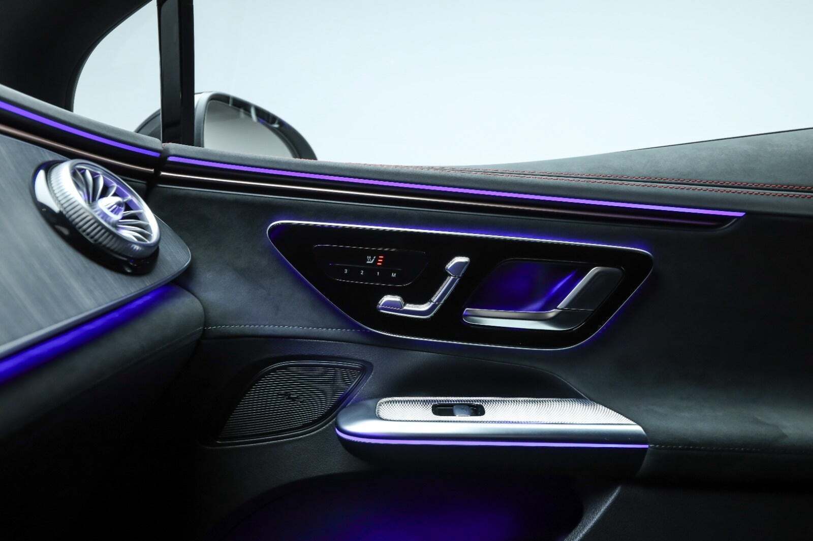 Grå Mercedes EQE350+ fra 2025