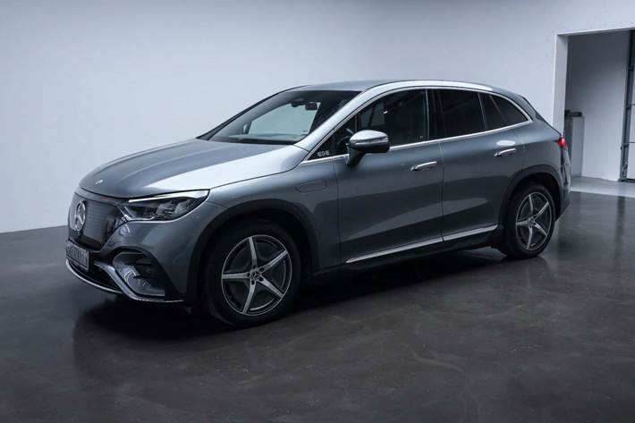 Grå Mercedes EQE350 SUV fra 2024 set udefra