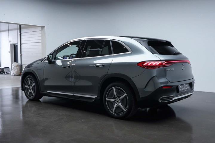 Grå Mercedes EQE350 SUV fra 2024