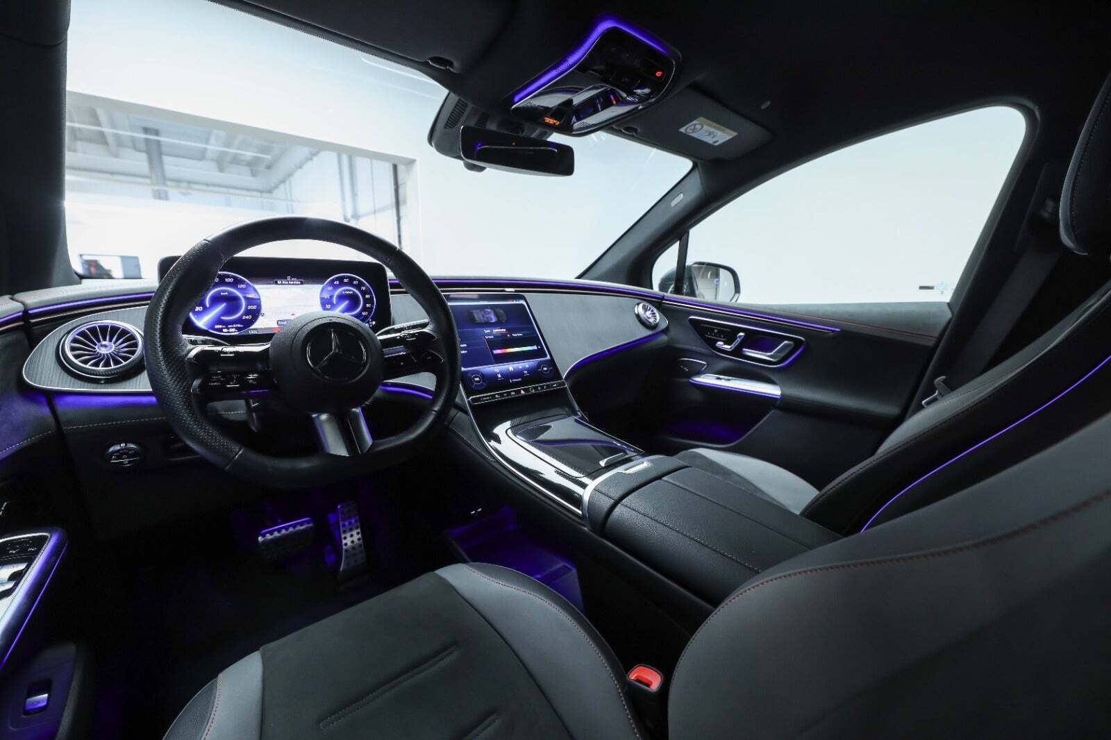 Grå Mercedes EQE350 SUV fra 2024