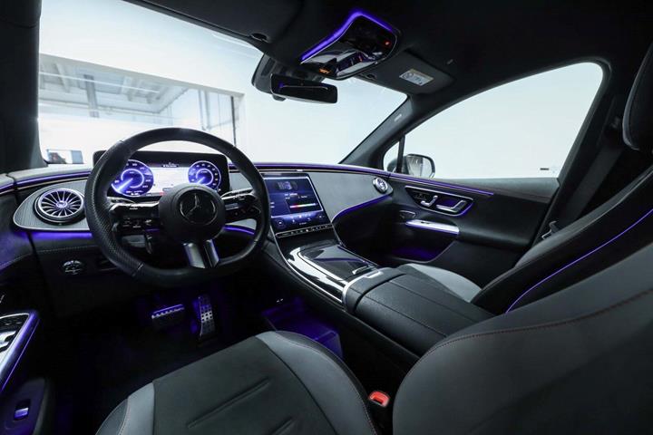 Grå Mercedes EQE350 SUV fra 2024