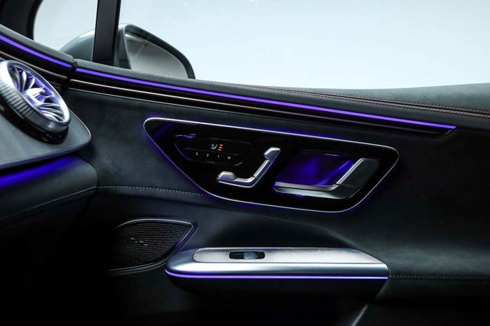 Grå Mercedes EQE350 SUV fra 2024