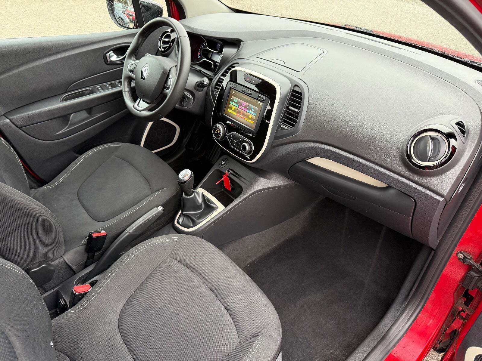 Grå Renault Captur fra 2019