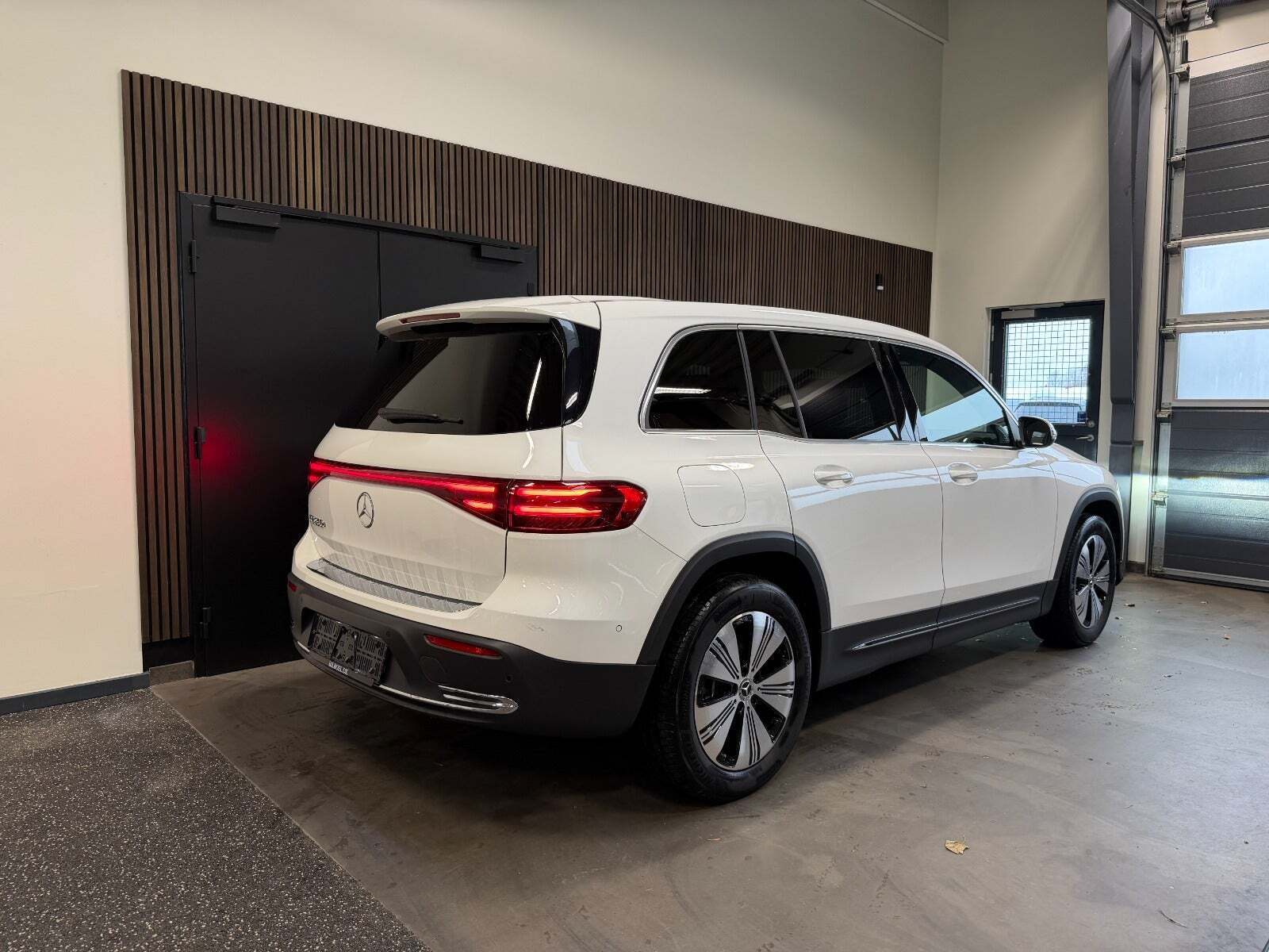 Hvid Mercedes EQB250+ fra 2024