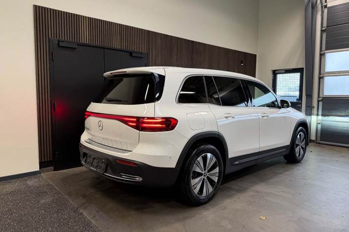 Hvid Mercedes EQB250+ fra 2024