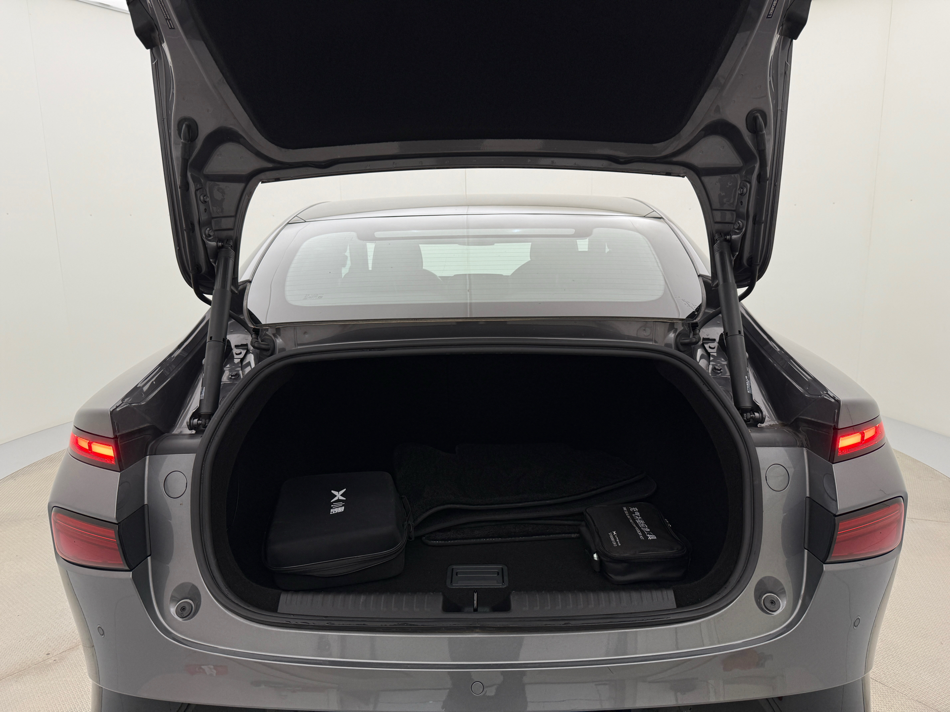 Grå Xpeng P7 fra 2024