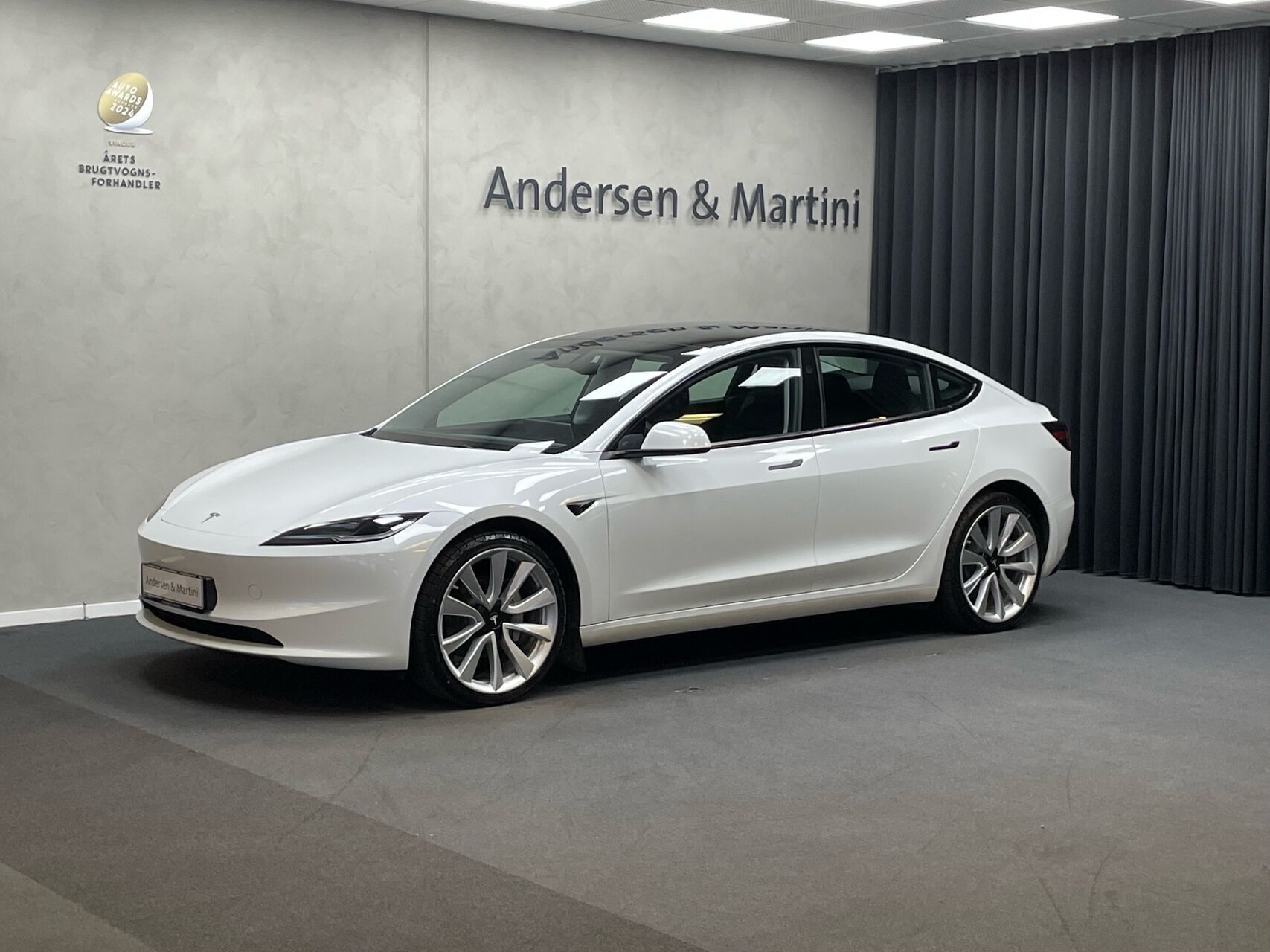 Hvid Tesla Model 3 fra 2025