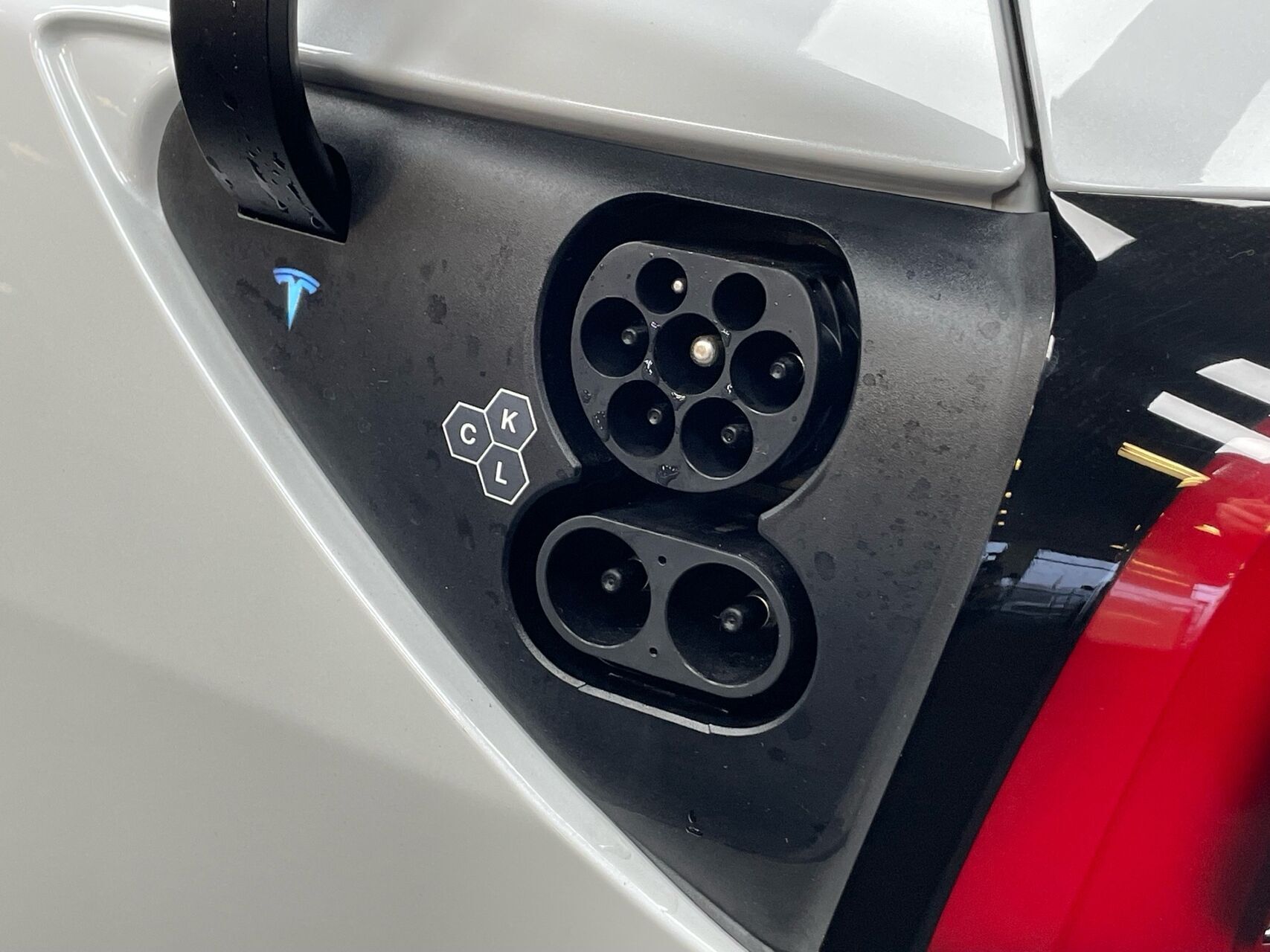 Hvid Tesla Model 3 fra 2025