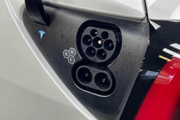 Hvid Tesla Model 3 fra 2025