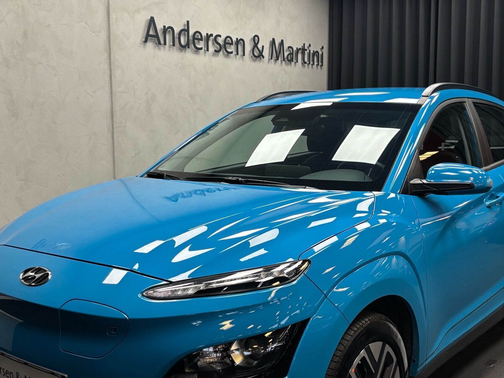 Blå Hyundai Kona fra 2022