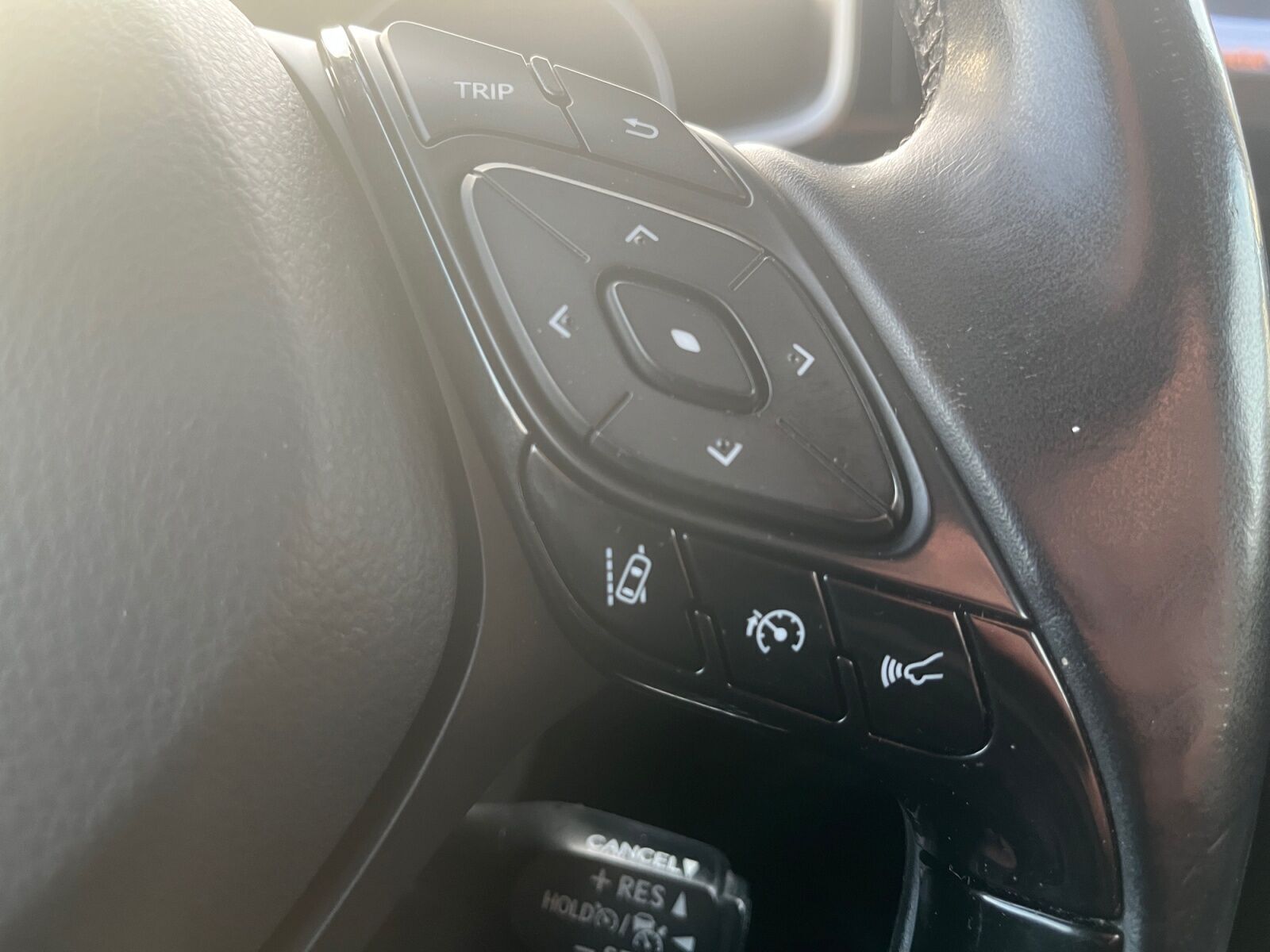 Hvid Toyota C-HR fra 2017