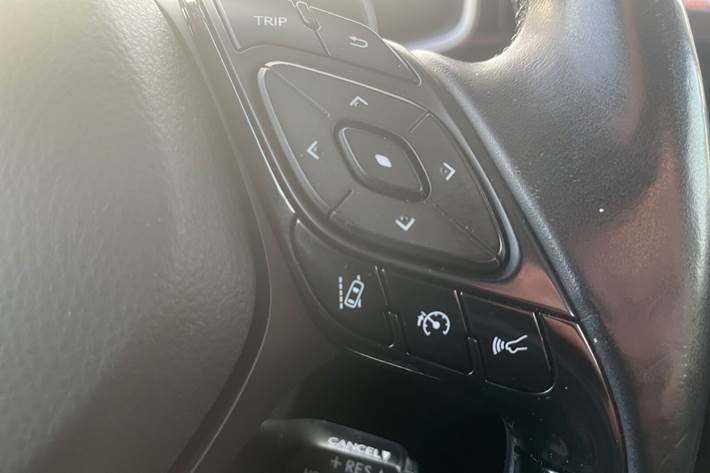 Hvid Toyota C-HR fra 2017