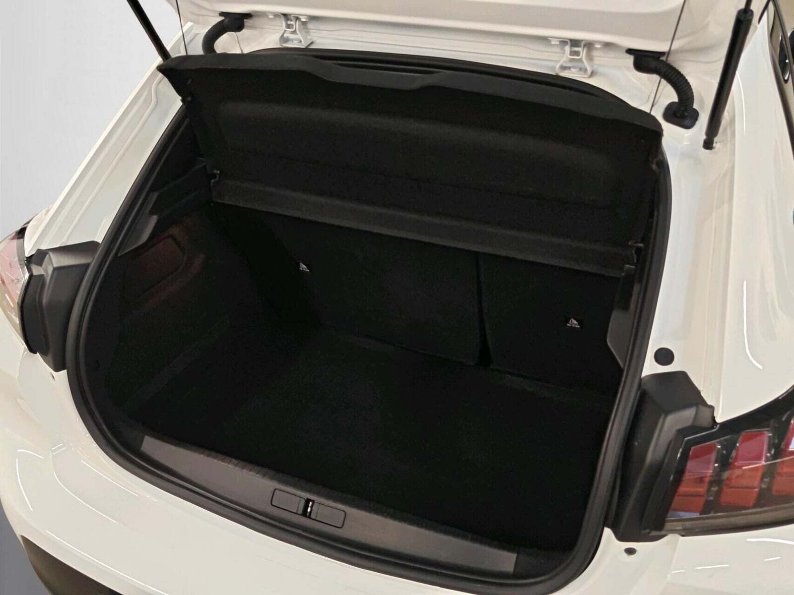 Hvid Peugeot e-208 fra 2022