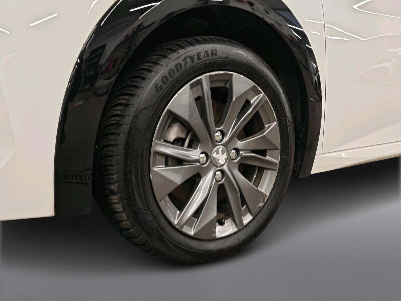 Hvid Peugeot e-208 fra 2022