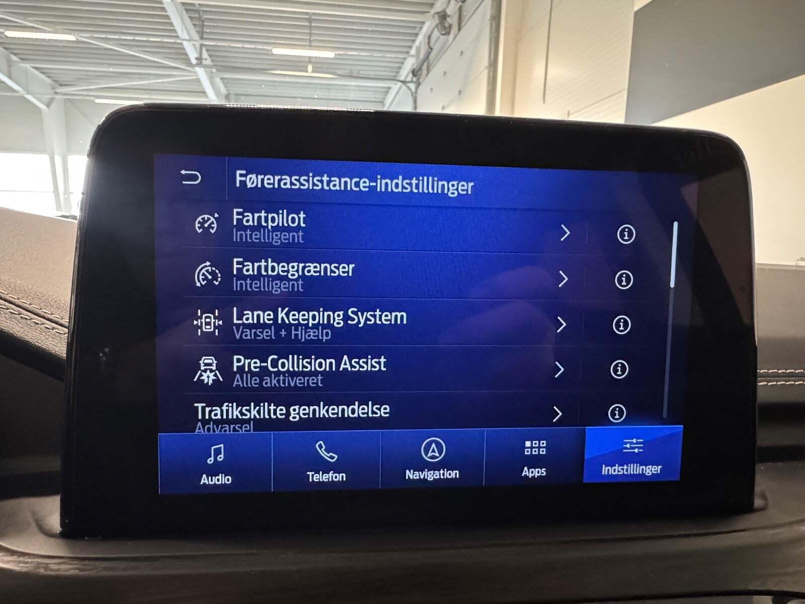 Grå Ford Kuga fra 2021