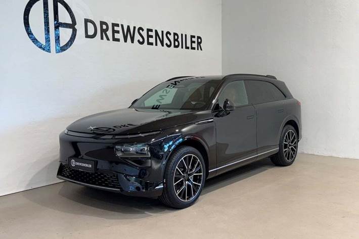 Sort Xpeng G9 fra 2024 set udefra