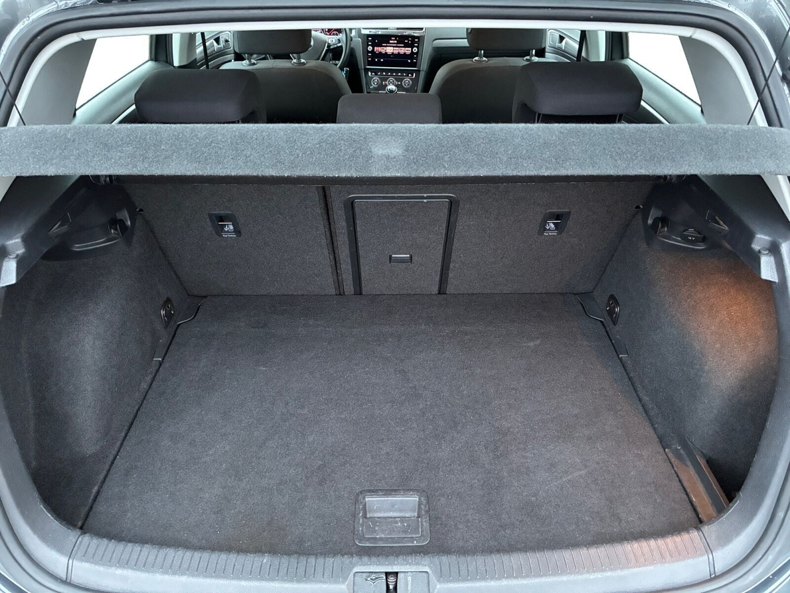 Grå VW Golf VII fra 2017