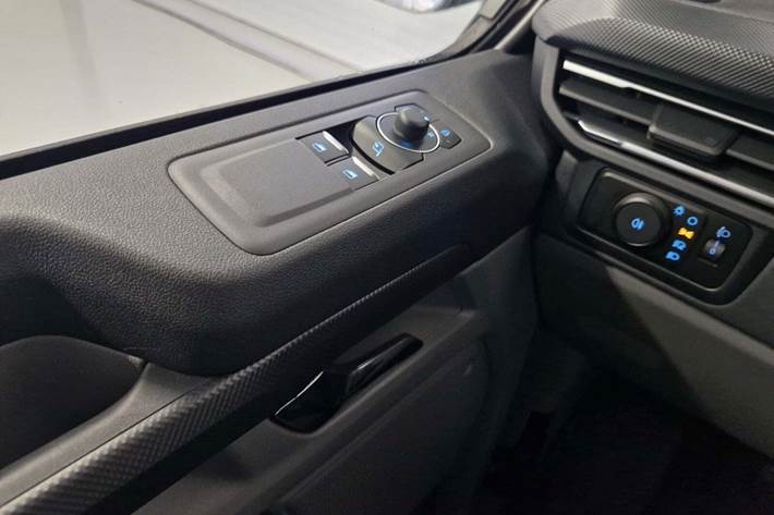 Grå Ford E-Transit Custom 320S fra 2025 set indefra