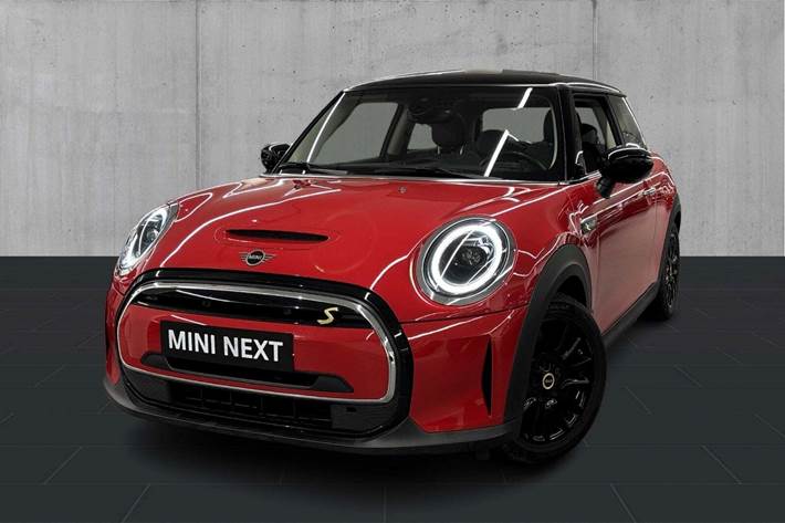 Rød Mini Cooper SE fra 2022 set udefra
