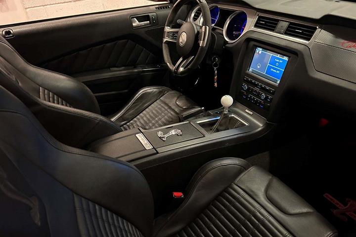 Rød Ford Mustang fra 2012