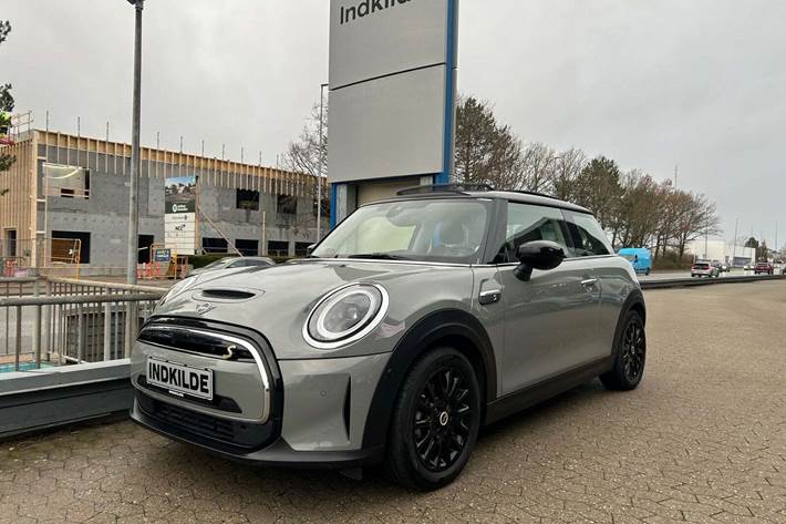 Grå Mini Cooper SE fra 2022 set udefra