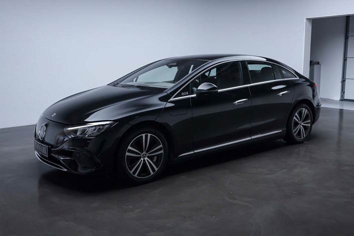 Sort Mercedes EQE350 fra 2023 set udefra