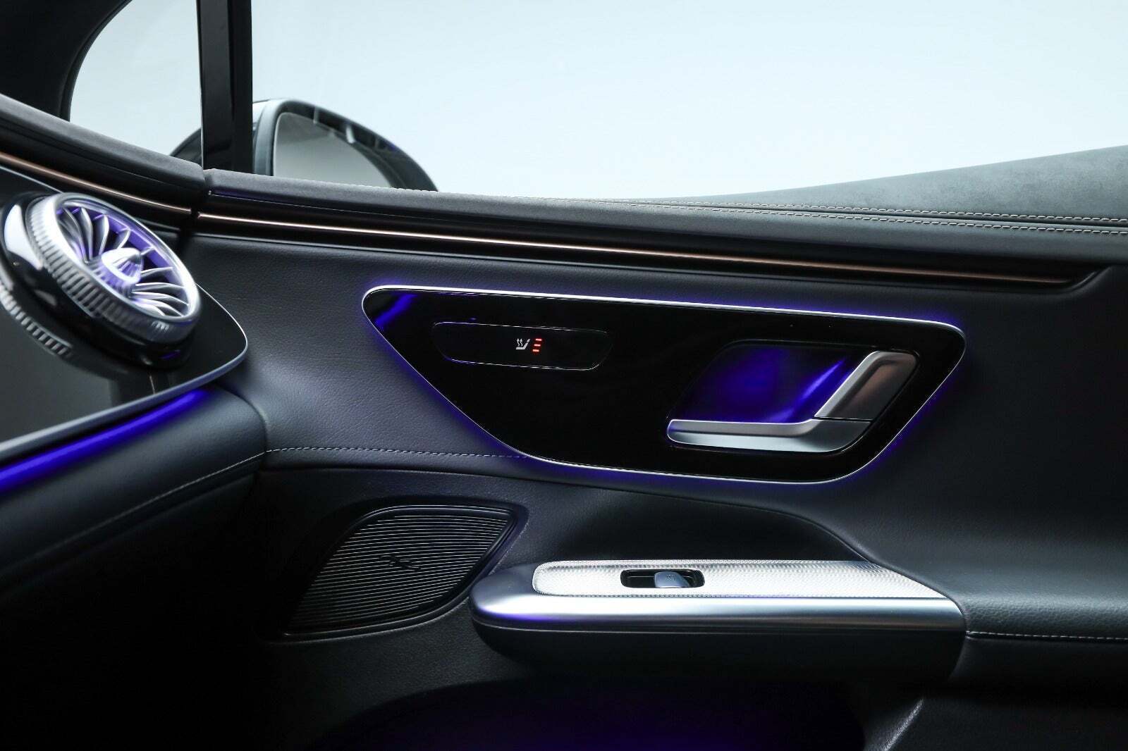 Sort Mercedes EQE350 fra 2023