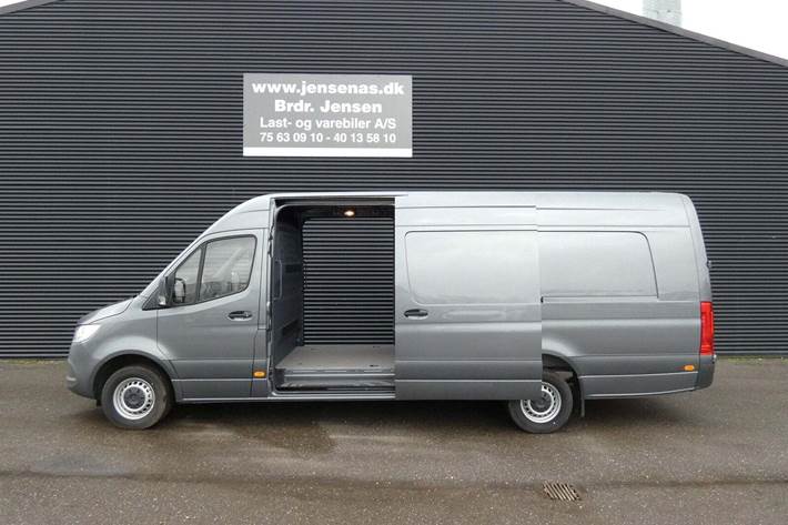 Grå Mercedes Sprinter 317 fra 2023