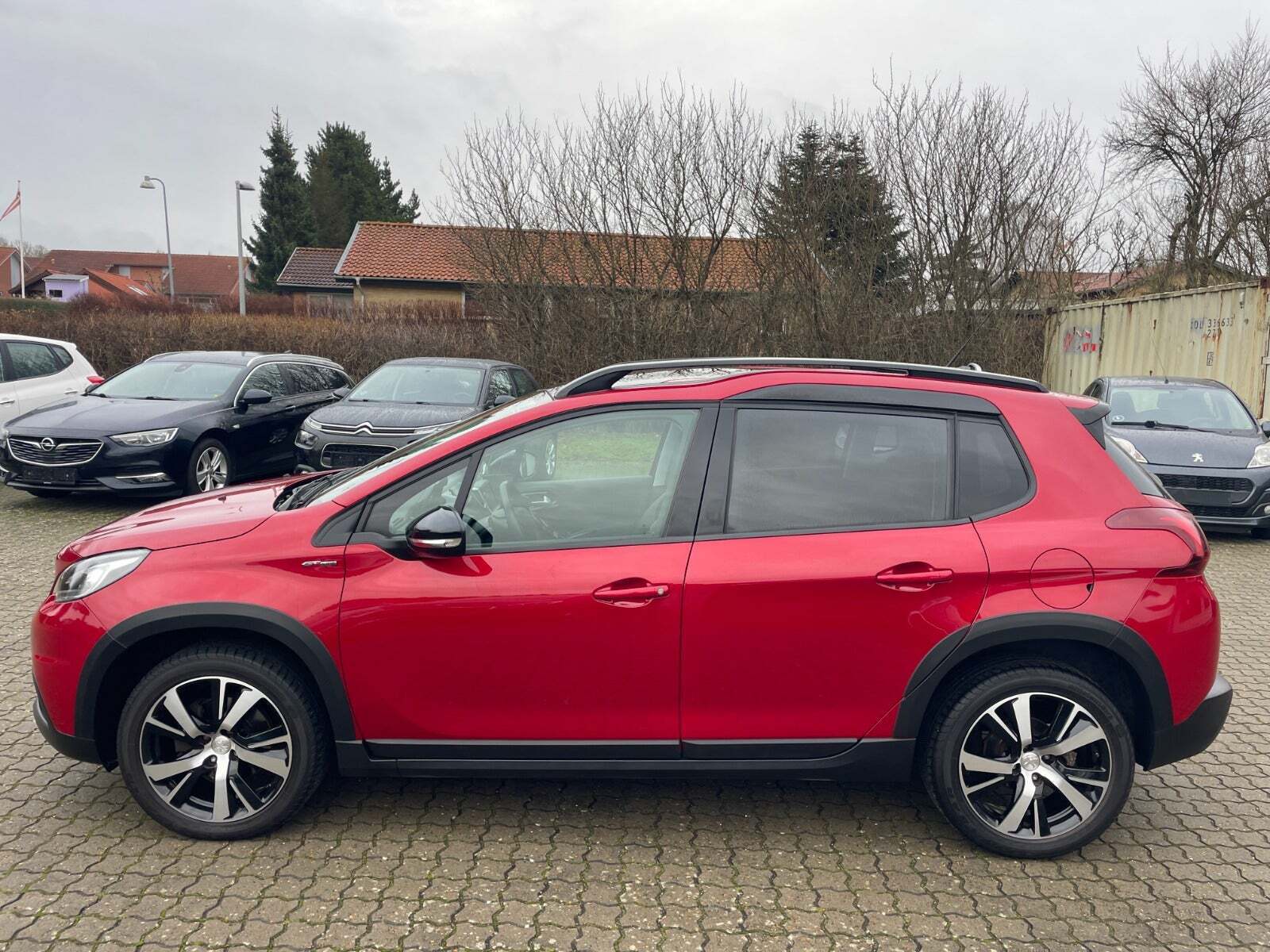 Rød Peugeot 2008 fra 2019