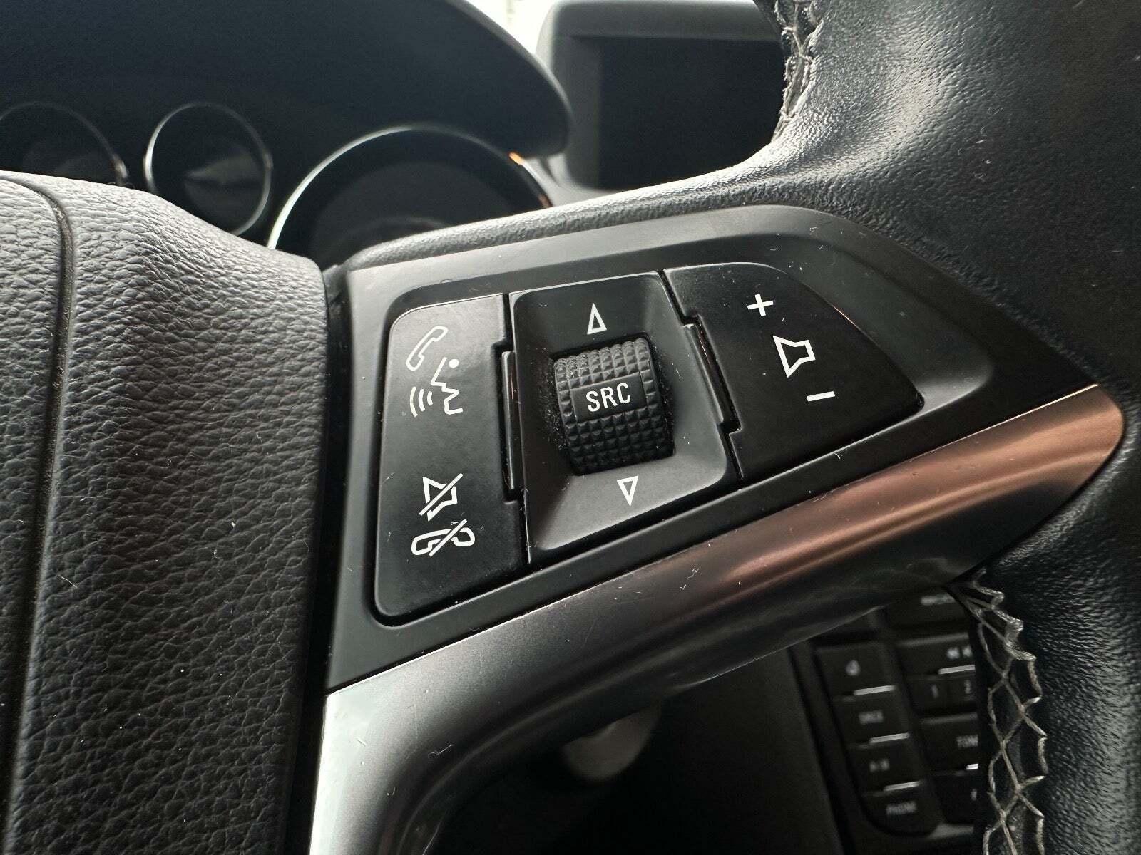 Rød Opel Meriva fra 2015