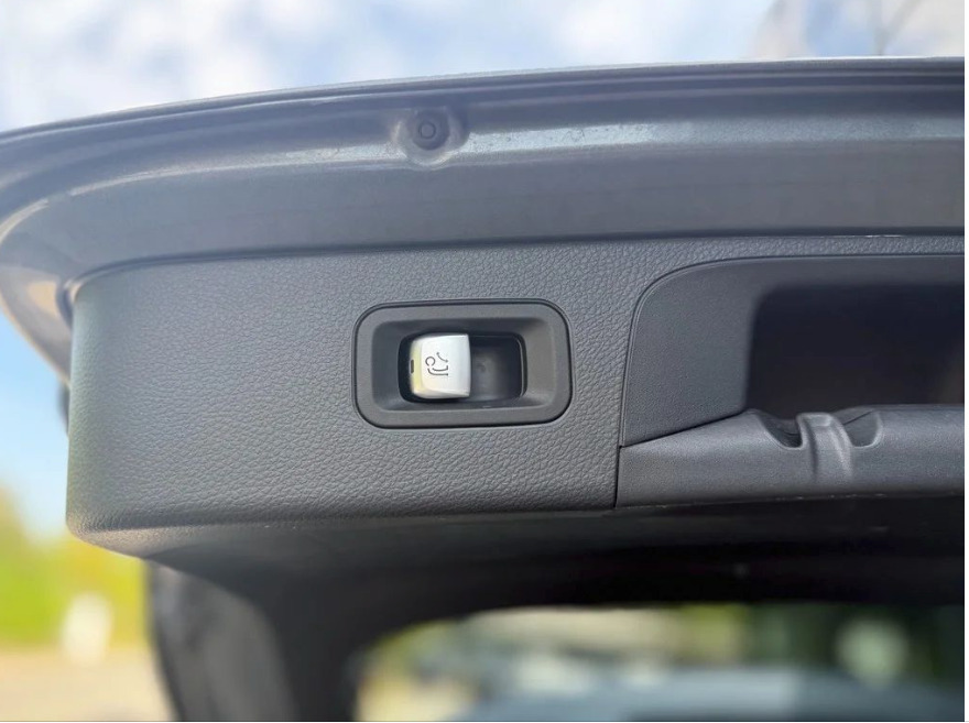 Grå Mercedes GLC63 fra 2018