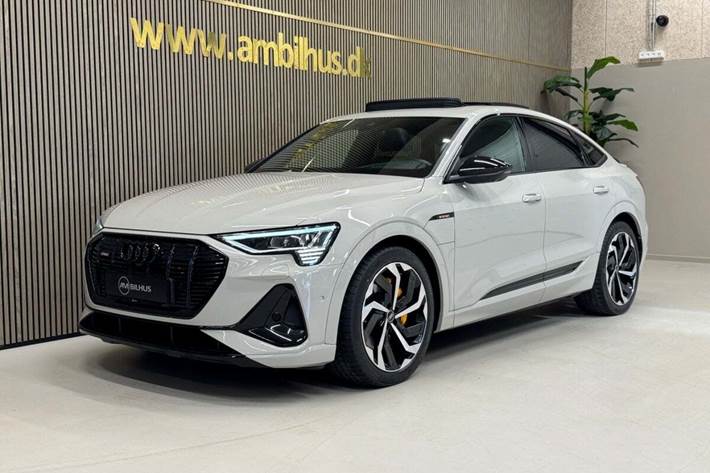 Beige Audi e-tron fra 2022 set udefra