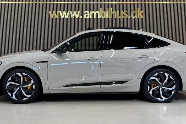 Beige Audi e-tron fra 2022