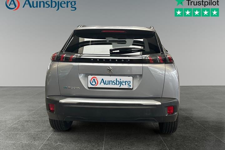 Grå Peugeot e-2008 fra 2022