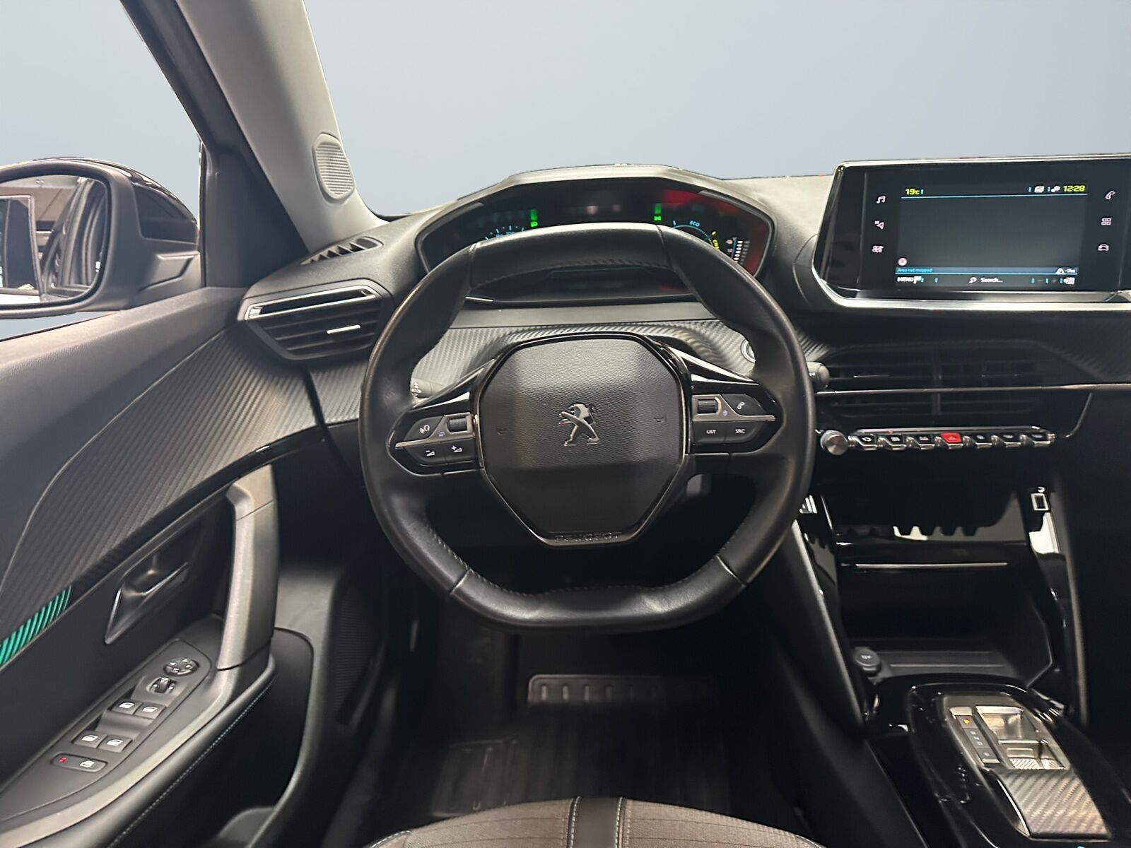 Grå Peugeot e-2008 fra 2022