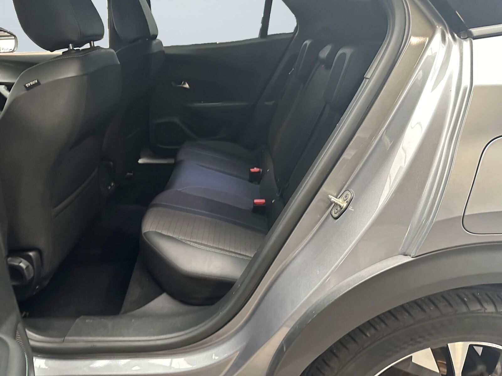 Grå Peugeot e-2008 fra 2022