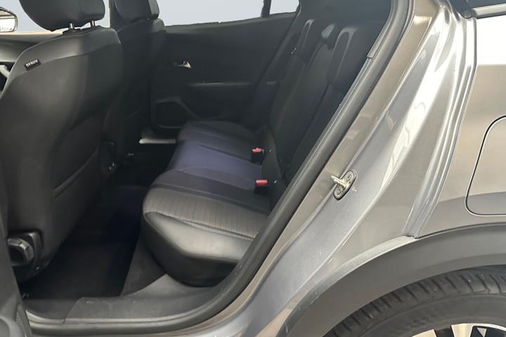 Grå Peugeot e-2008 fra 2022
