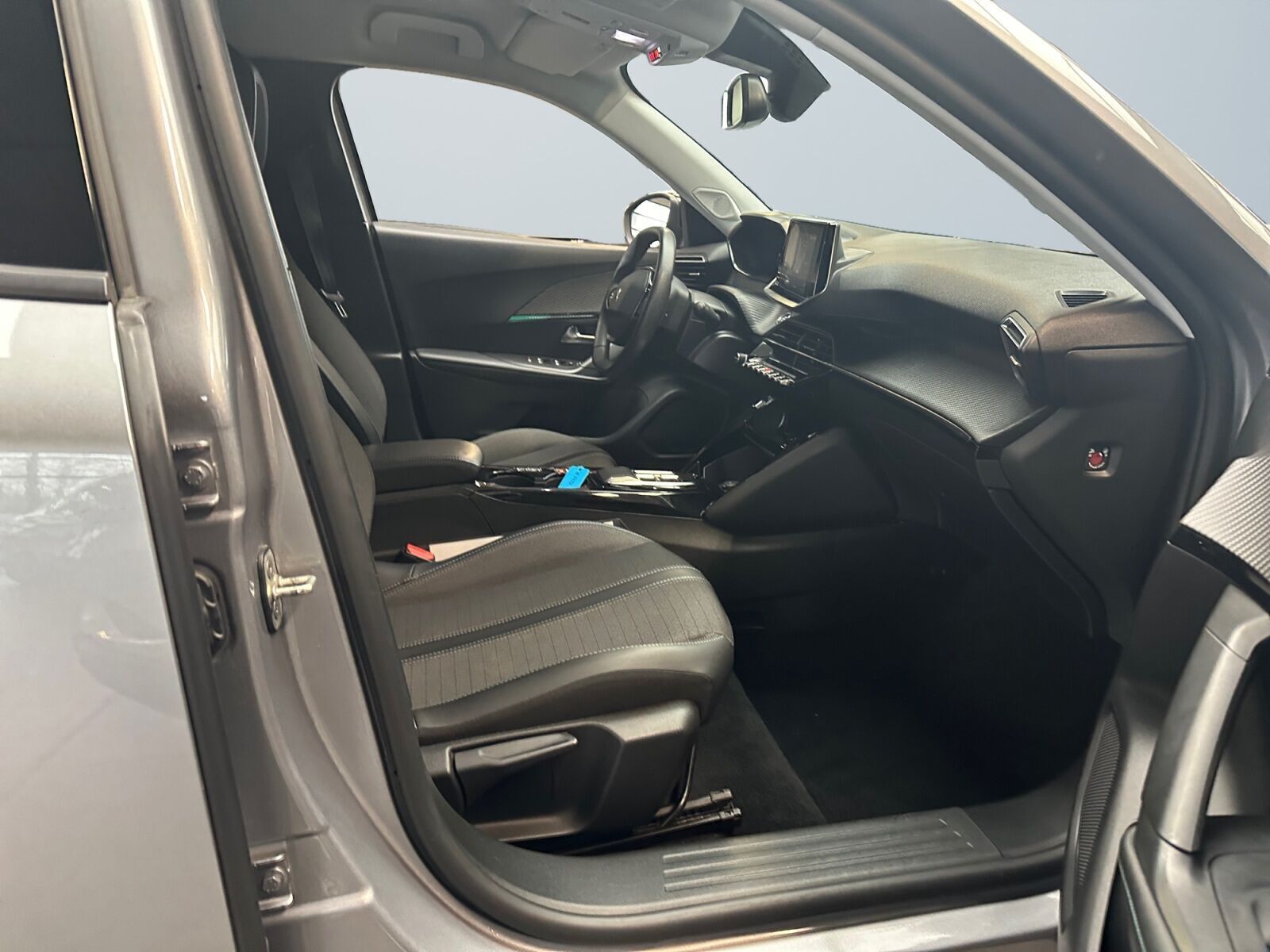 Grå Peugeot e-2008 fra 2022