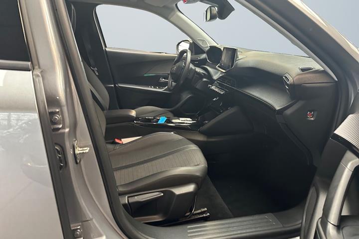 Grå Peugeot e-2008 fra 2022