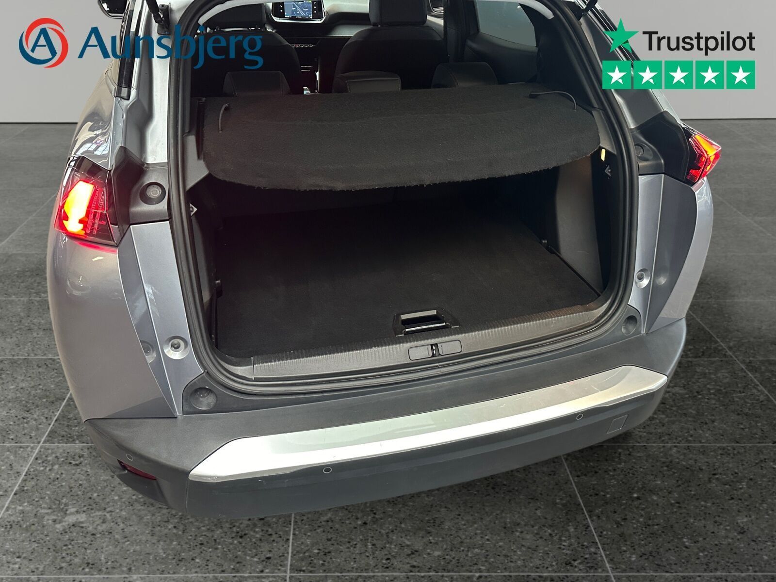 Grå Peugeot e-2008 fra 2022