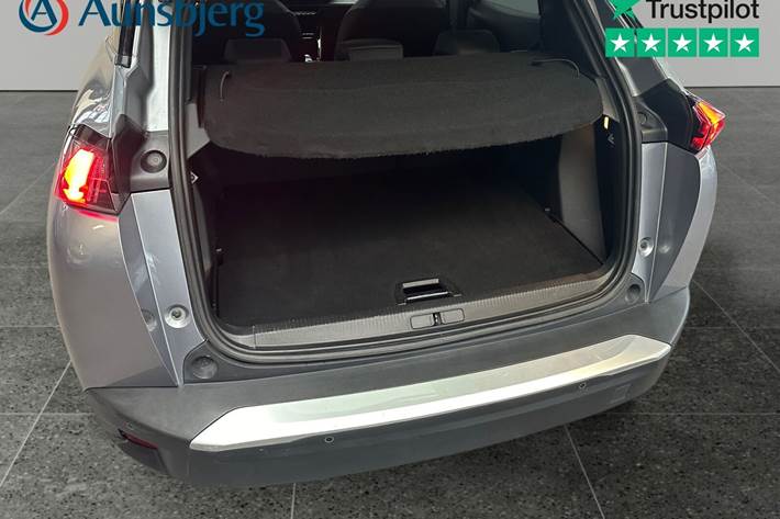 Grå Peugeot e-2008 fra 2022