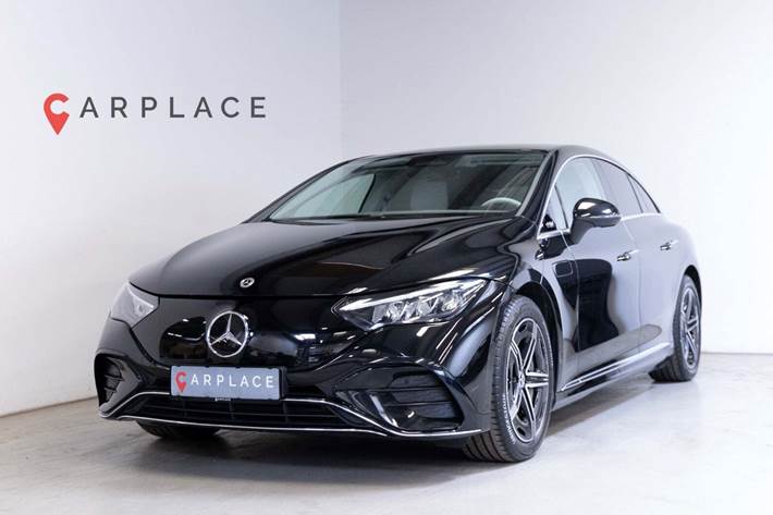 Sort Mercedes EQE350 fra 2024 set udefra