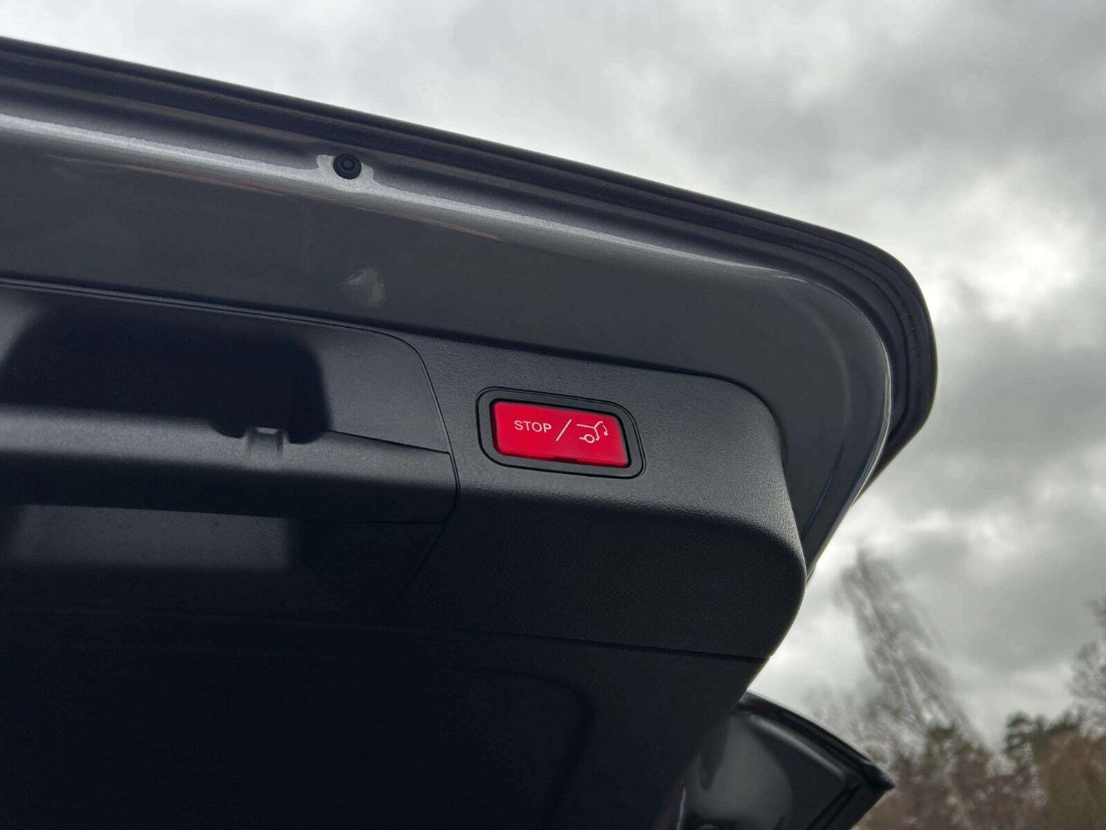 Grå Mercedes EQB250 fra 2023