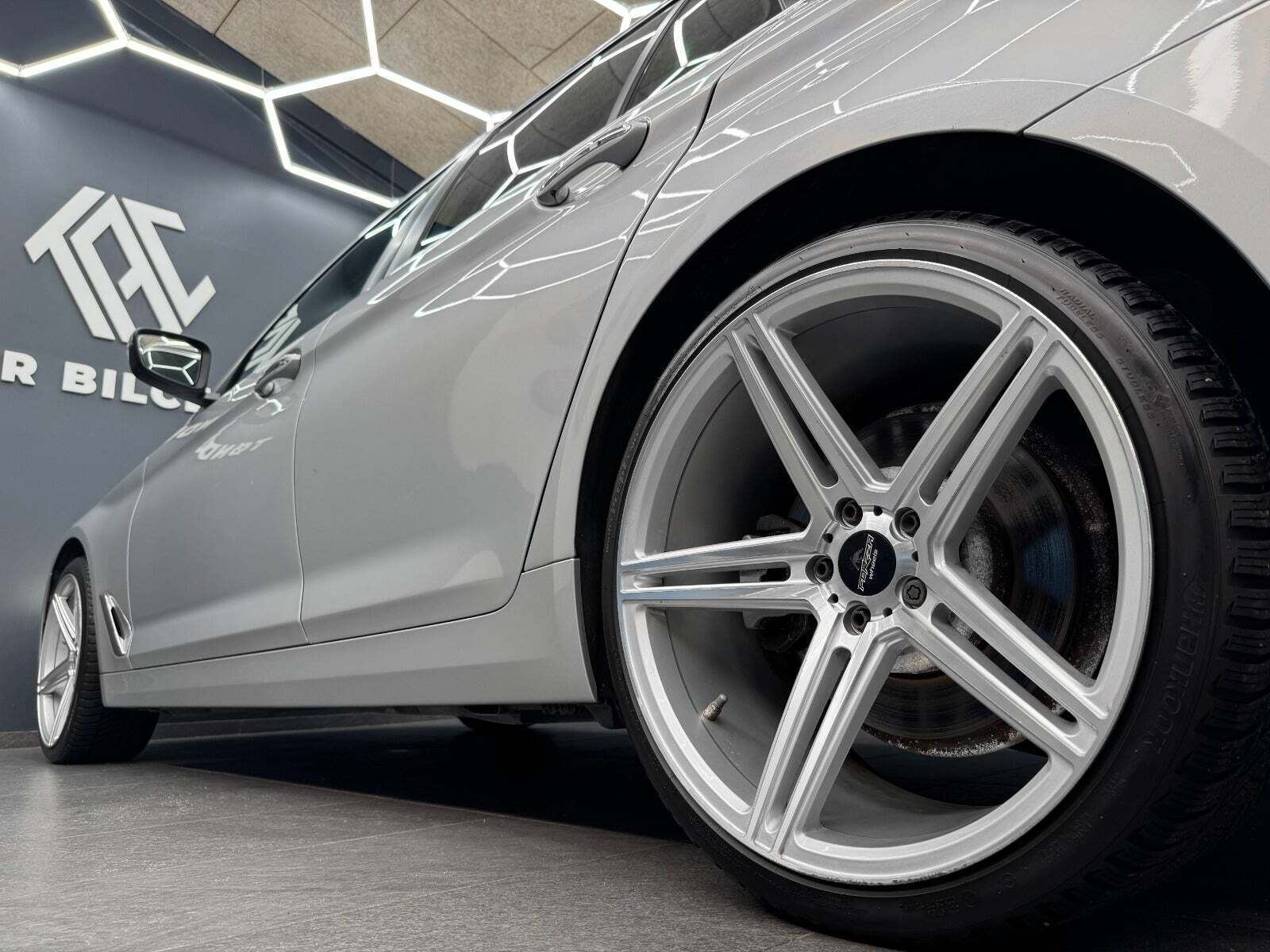 Sølv BMW 520d fra 2018