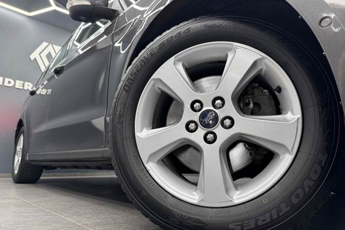 Orange Ford Galaxy fra 2017