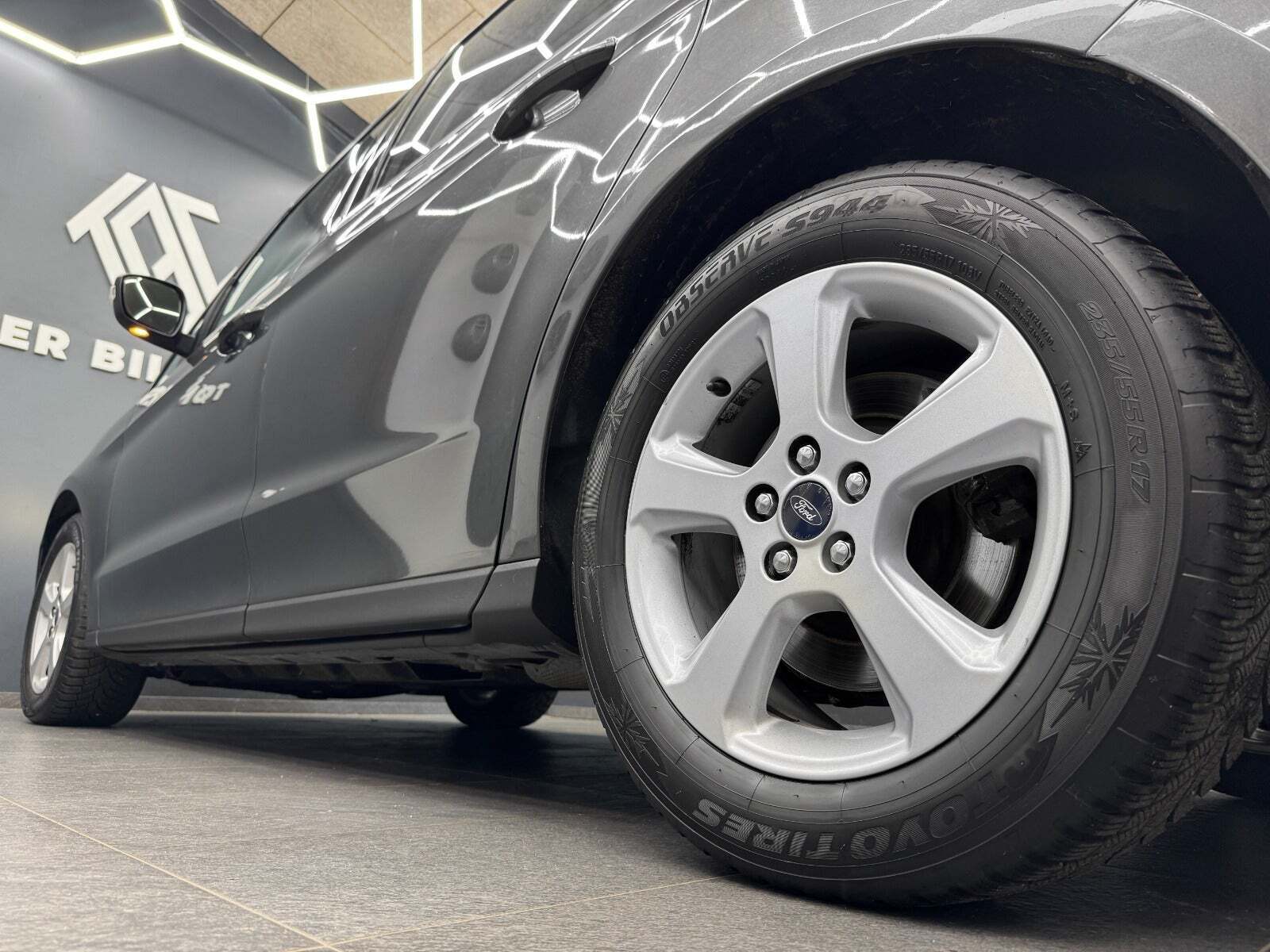 Orange Ford Galaxy fra 2017