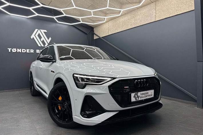 Hvid Audi e-tron fra 2022 set udefra