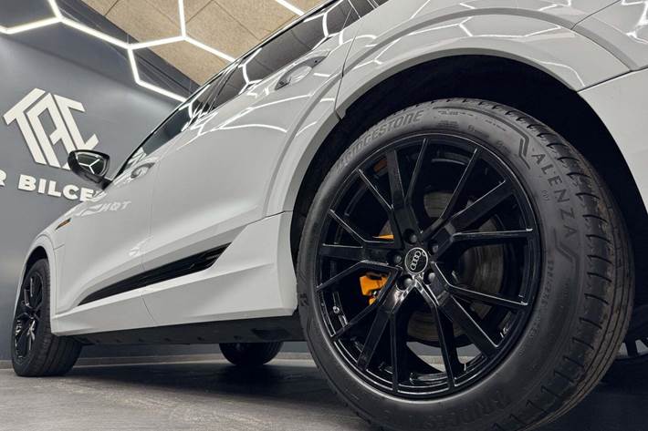 Hvid Audi e-tron fra 2022