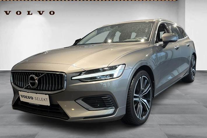 Beige Volvo V60 fra 2021 set udefra