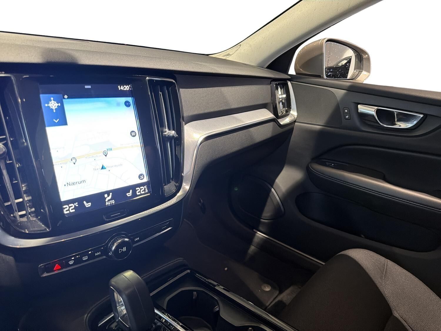 Beige Volvo V60 fra 2021